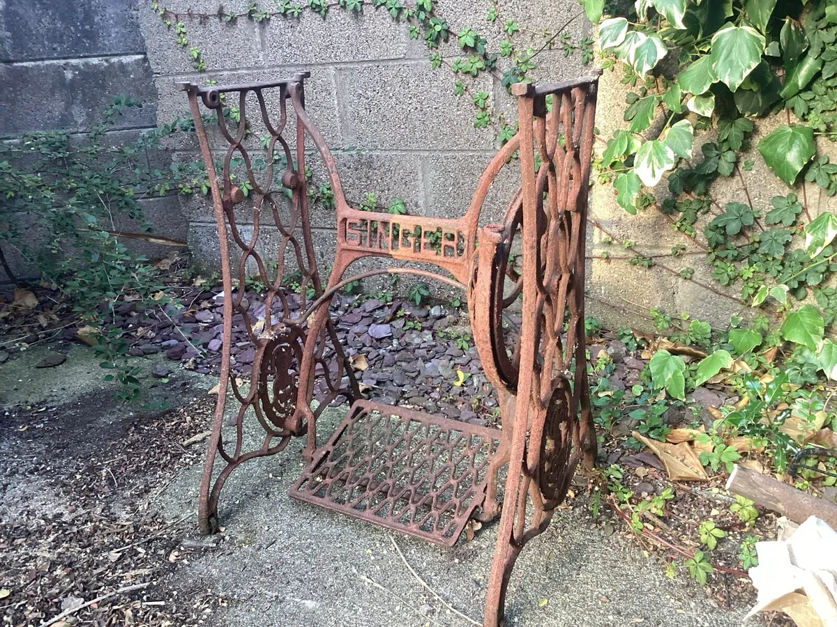Singer sewing stand - Image 1