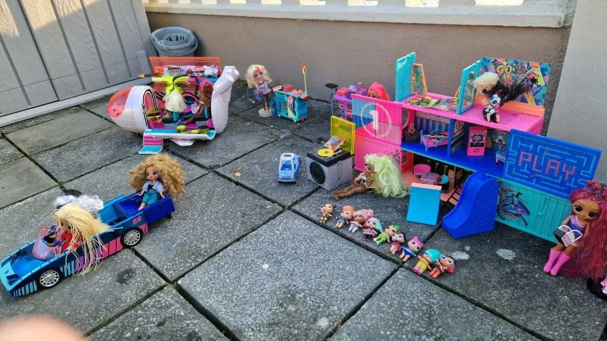 LOL Dolls and car and house sets - Image 1