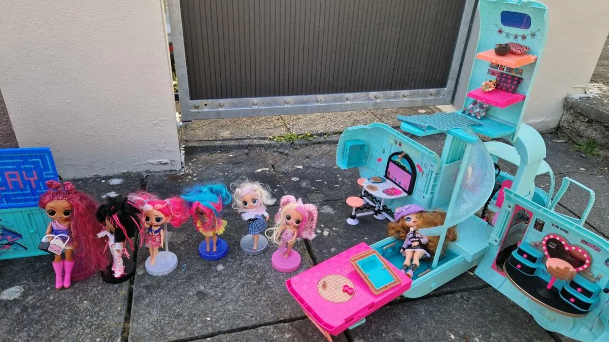 LOL Dolls and car and house sets - Image 2