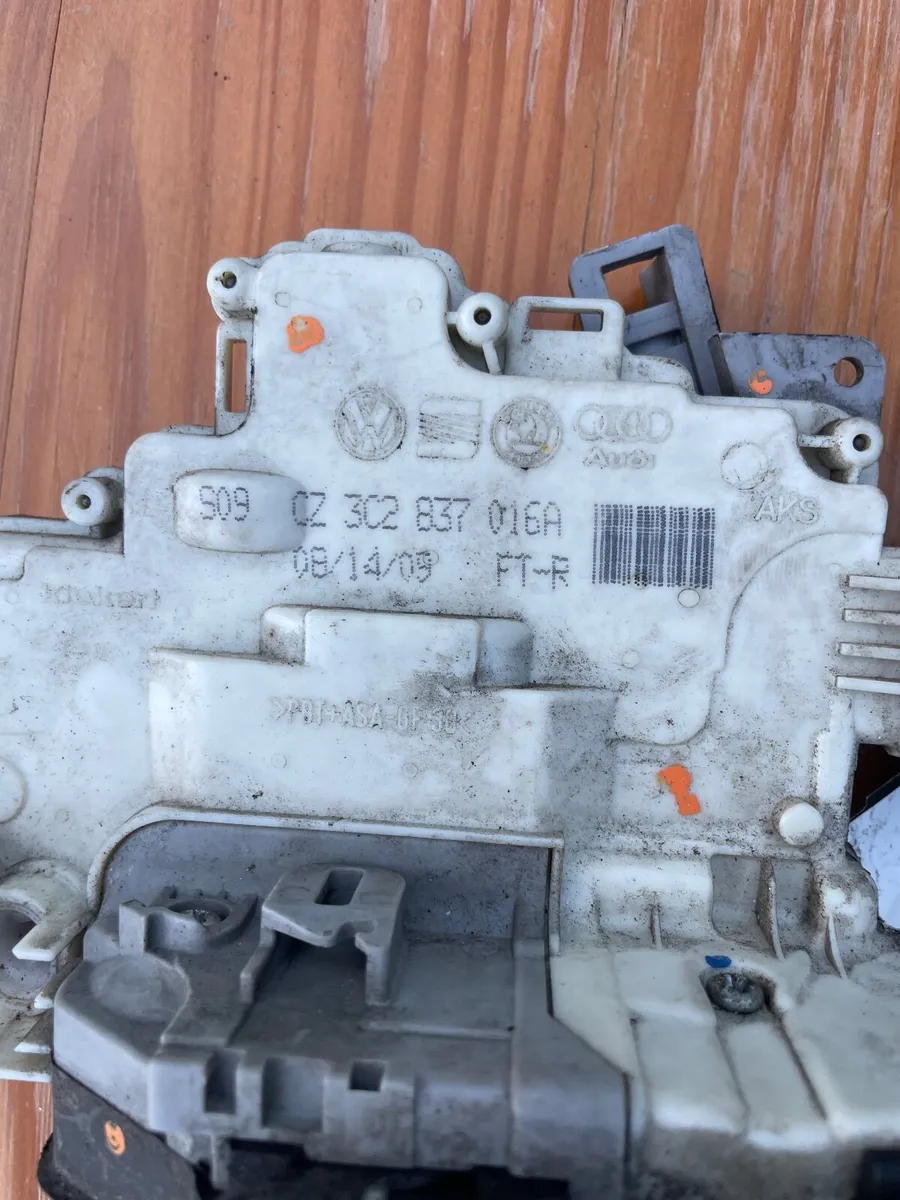 VW Passat 2009 locking mechanism (front set) - Image 2