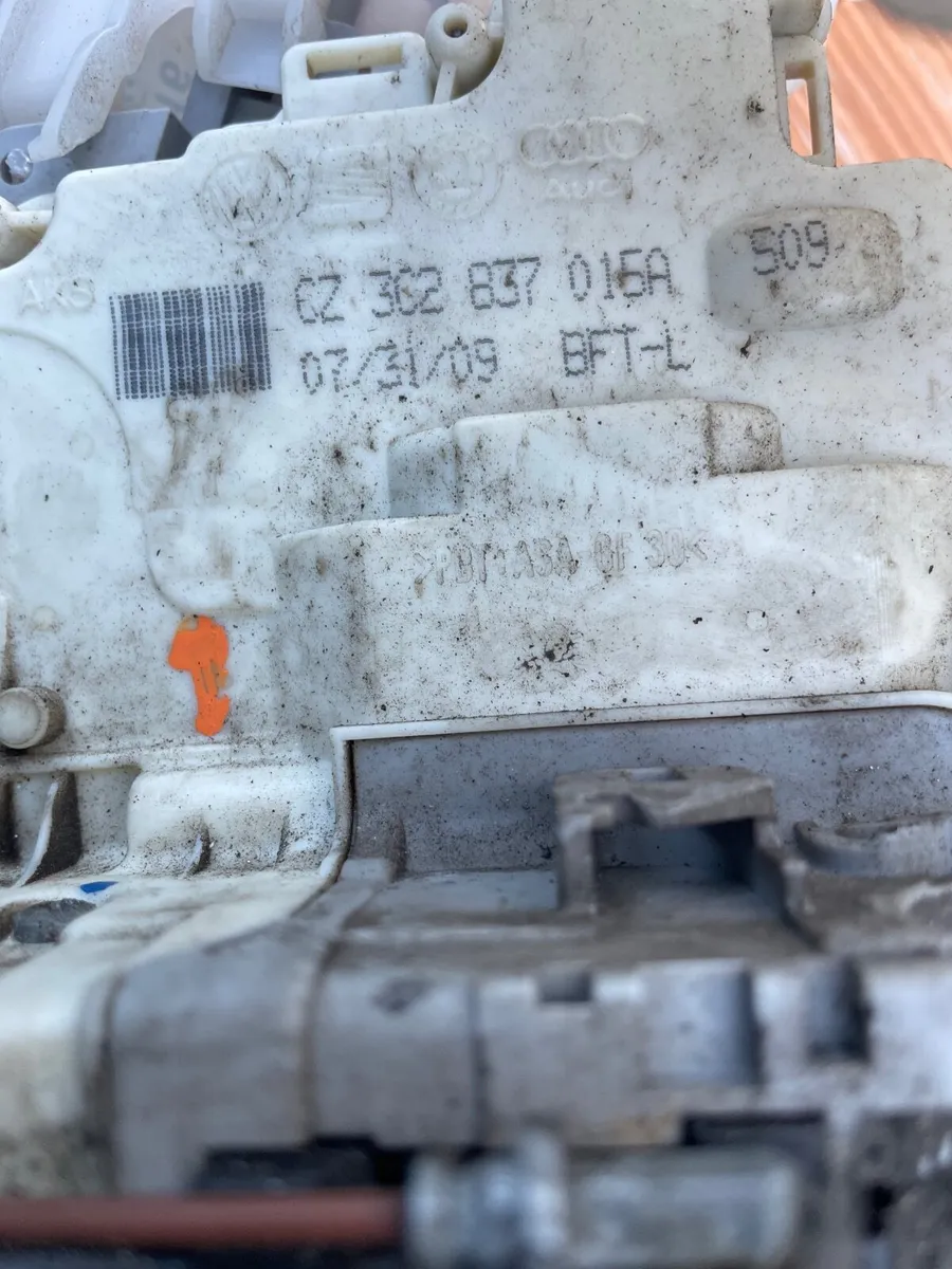 VW Passat 2009 locking mechanism (front set) - Image 3