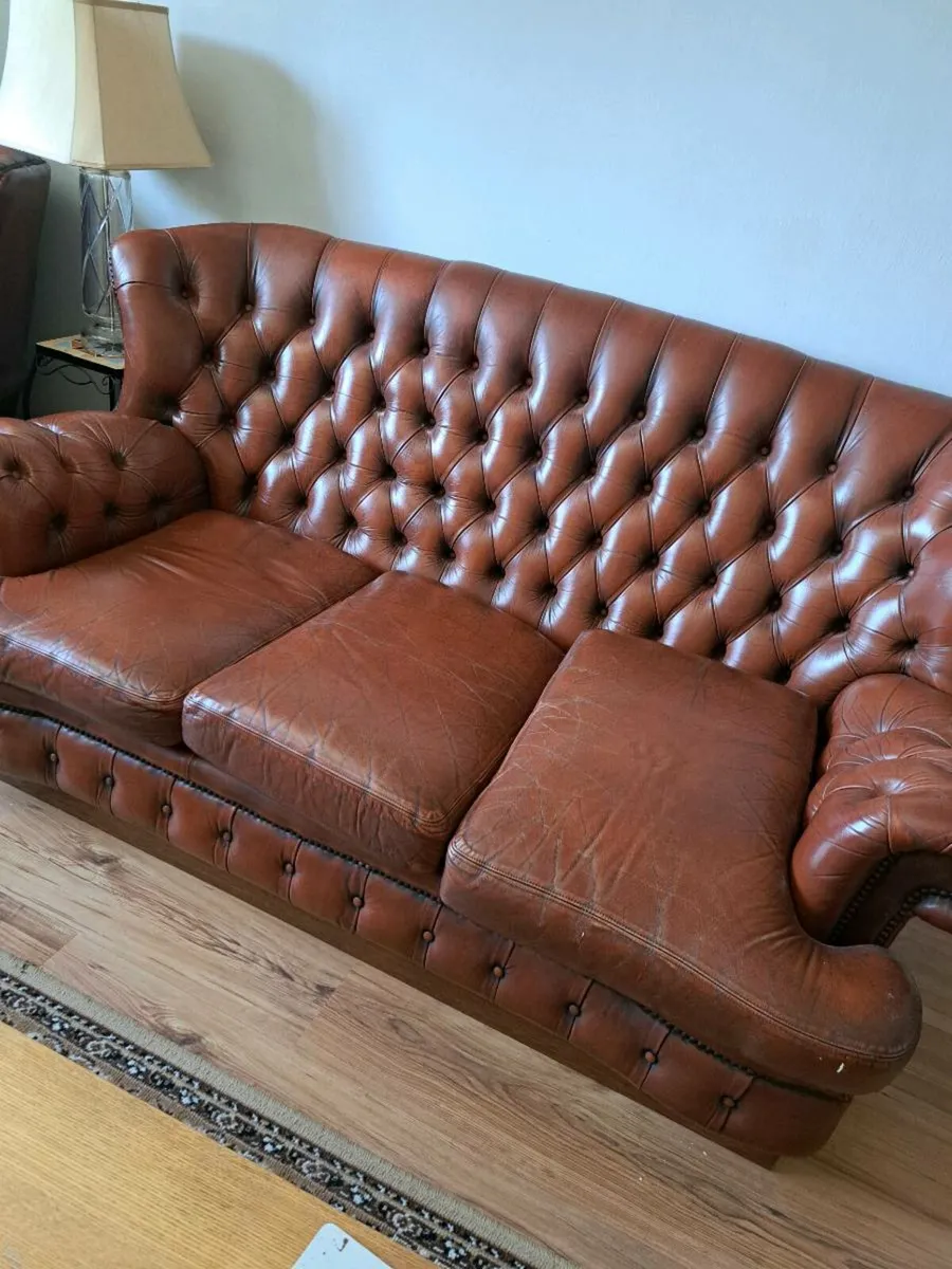3 seater leather couch and two chairs - Image 1