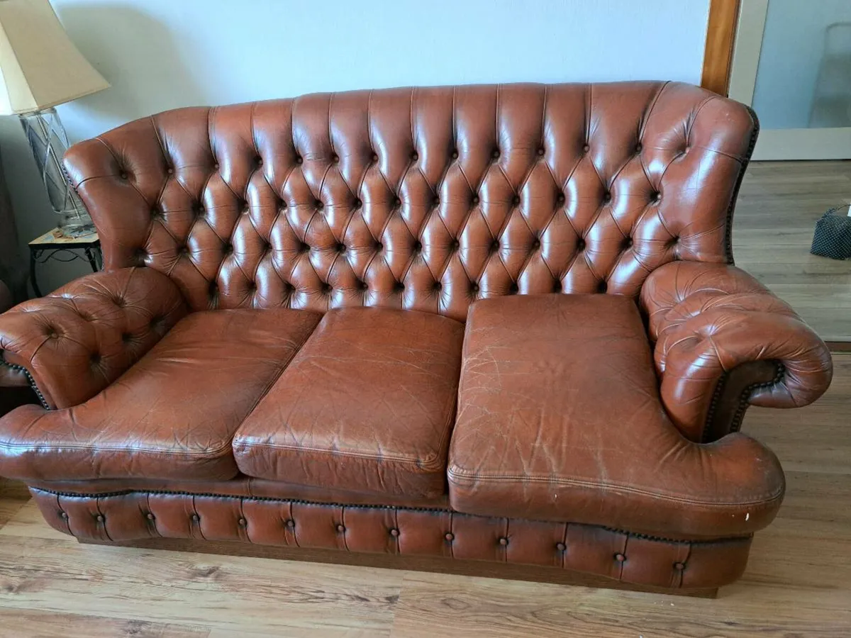 3 seater leather couch and two chairs - Image 2