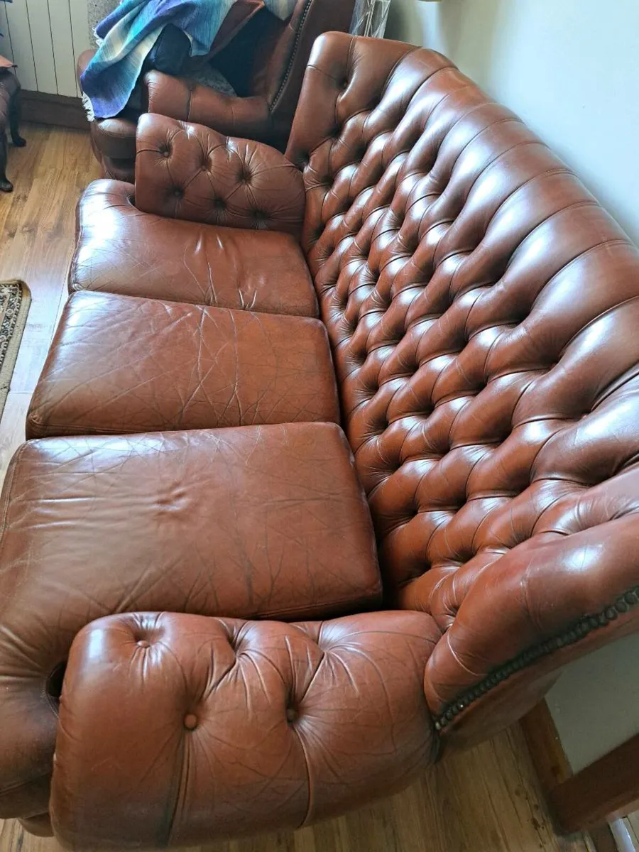 3 seater leather couch and two chairs - Image 3