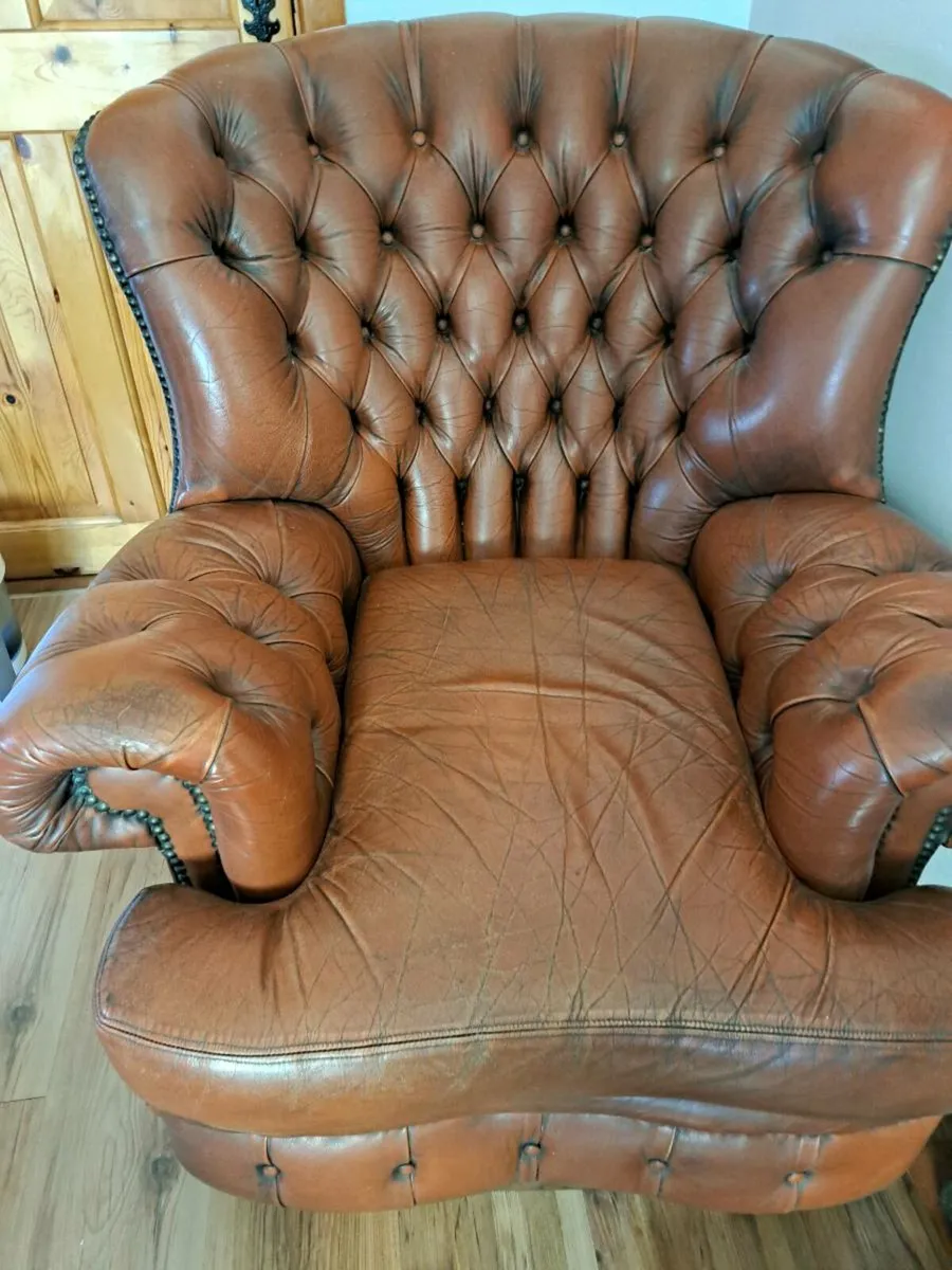 3 seater leather couch and two chairs - Image 4