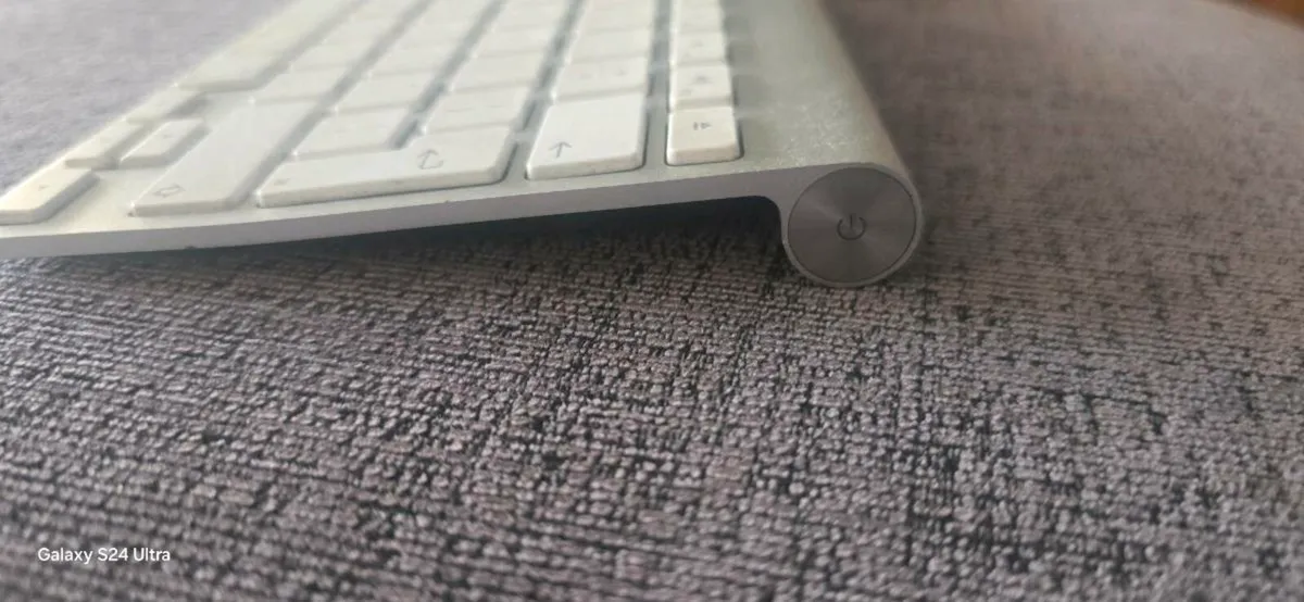 Apple keyboard - Image 1
