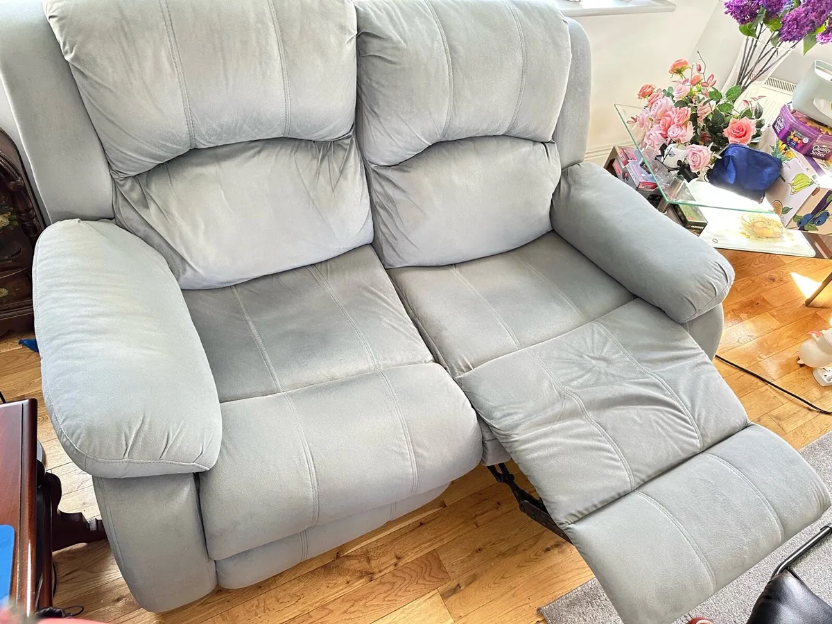 2 seater couch in a very good condition - Image 1