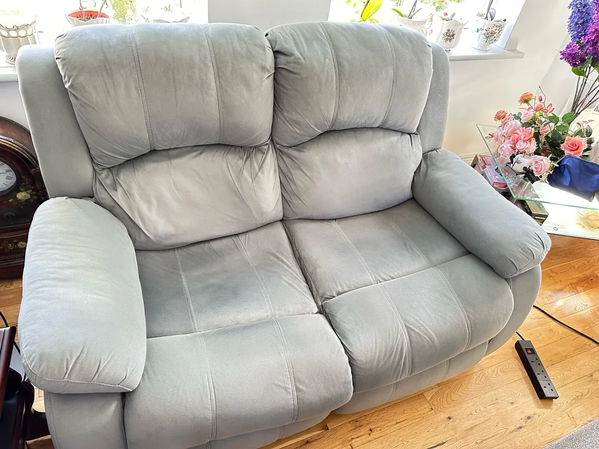 2 seater couch in a very good condition - Image 2