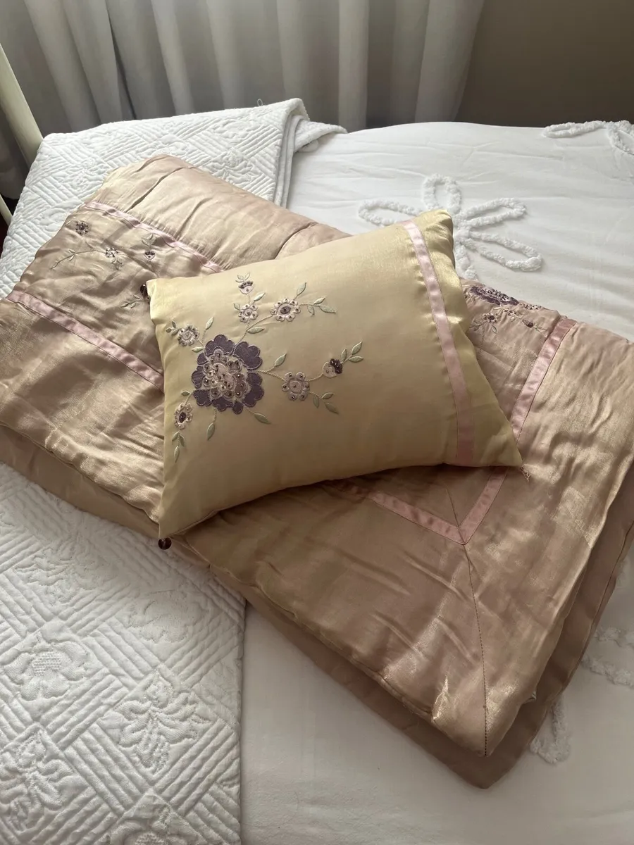 Laura Ashley throw & matching cushion - Image 1