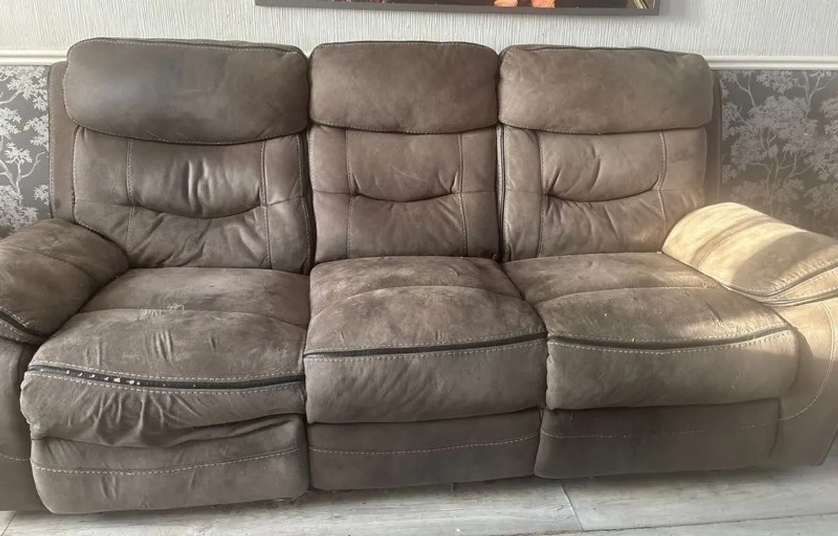 3 seater recliner and 2 reclining  chairs - Image 1