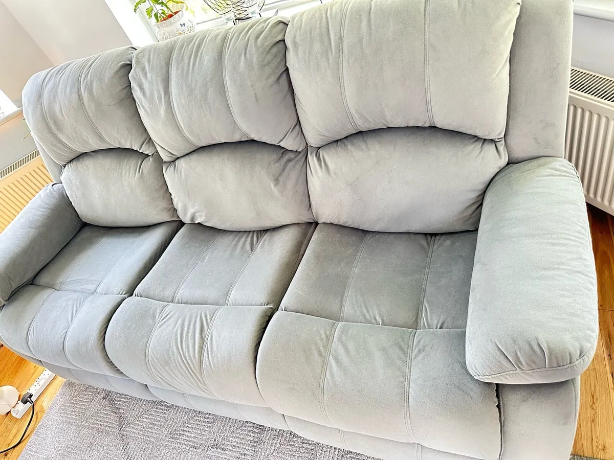 New 3 seater couch with double recliners - Image 1