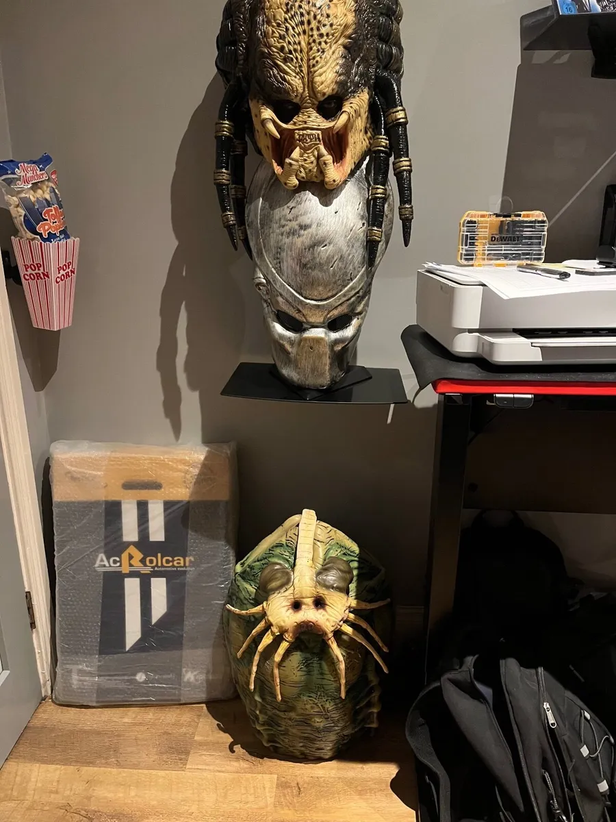 Alien V predator collectibles - Image 1