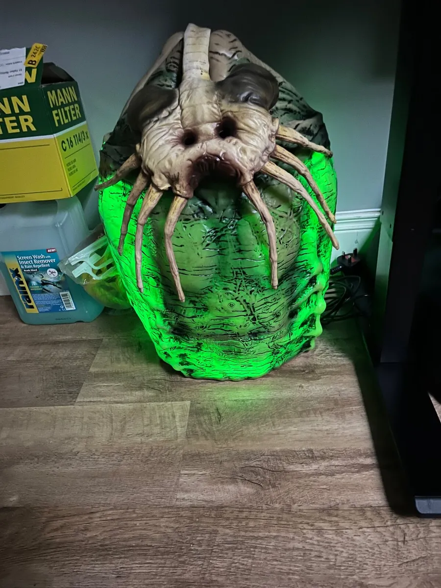 Alien V predator collectibles - Image 2