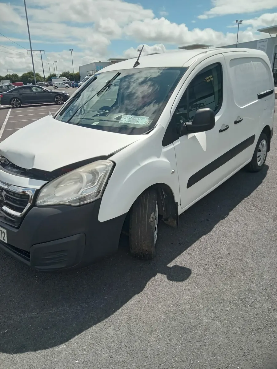 Peugeot partner light damage - Image 2