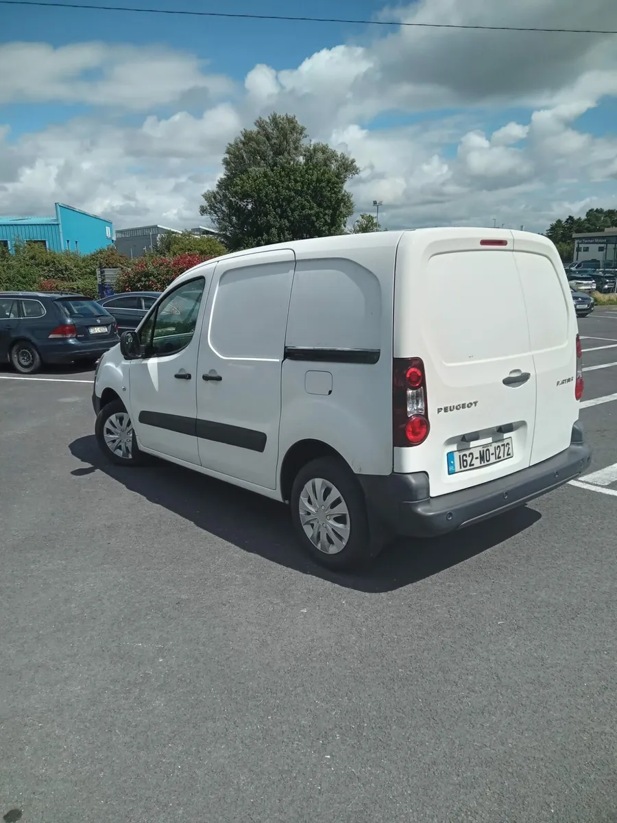 Peugeot partner light damage - Image 3