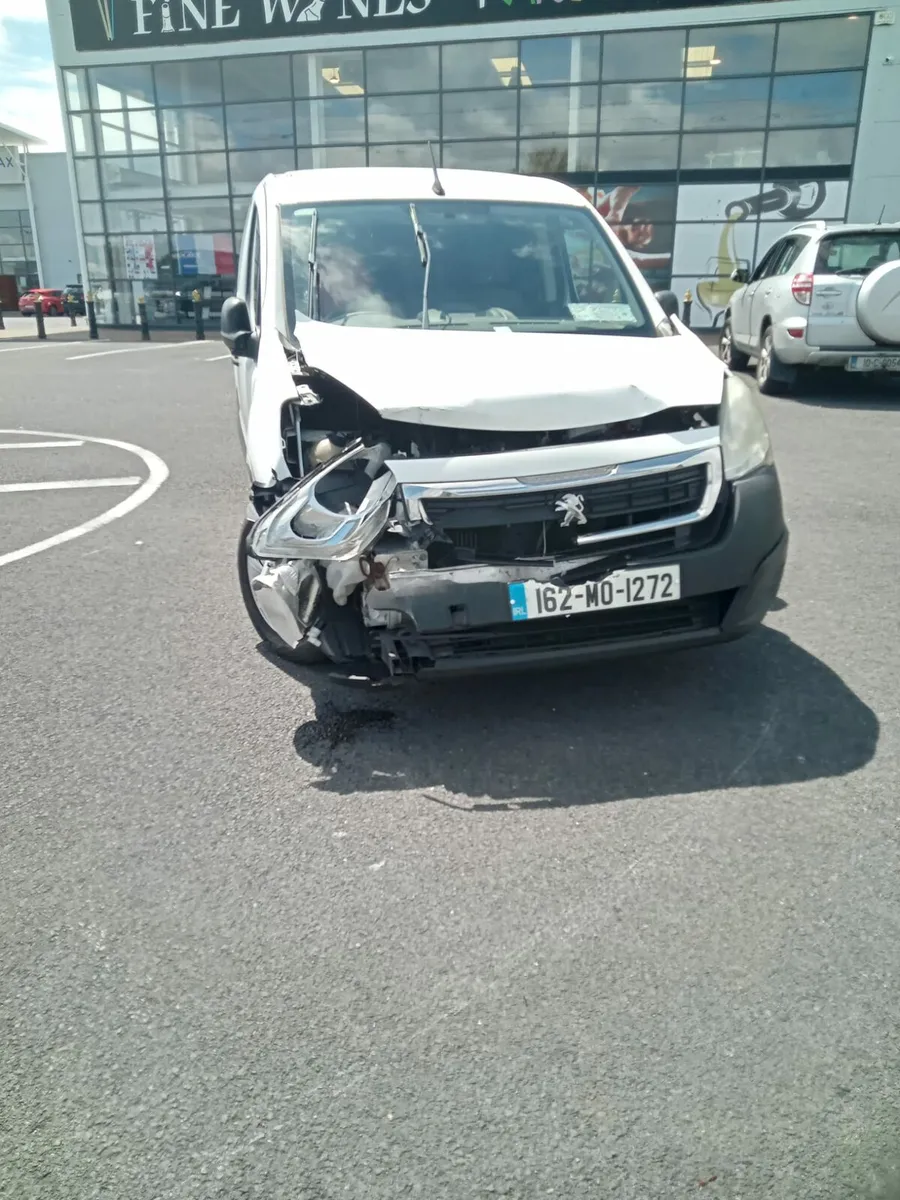 Peugeot partner light damage - Image 1