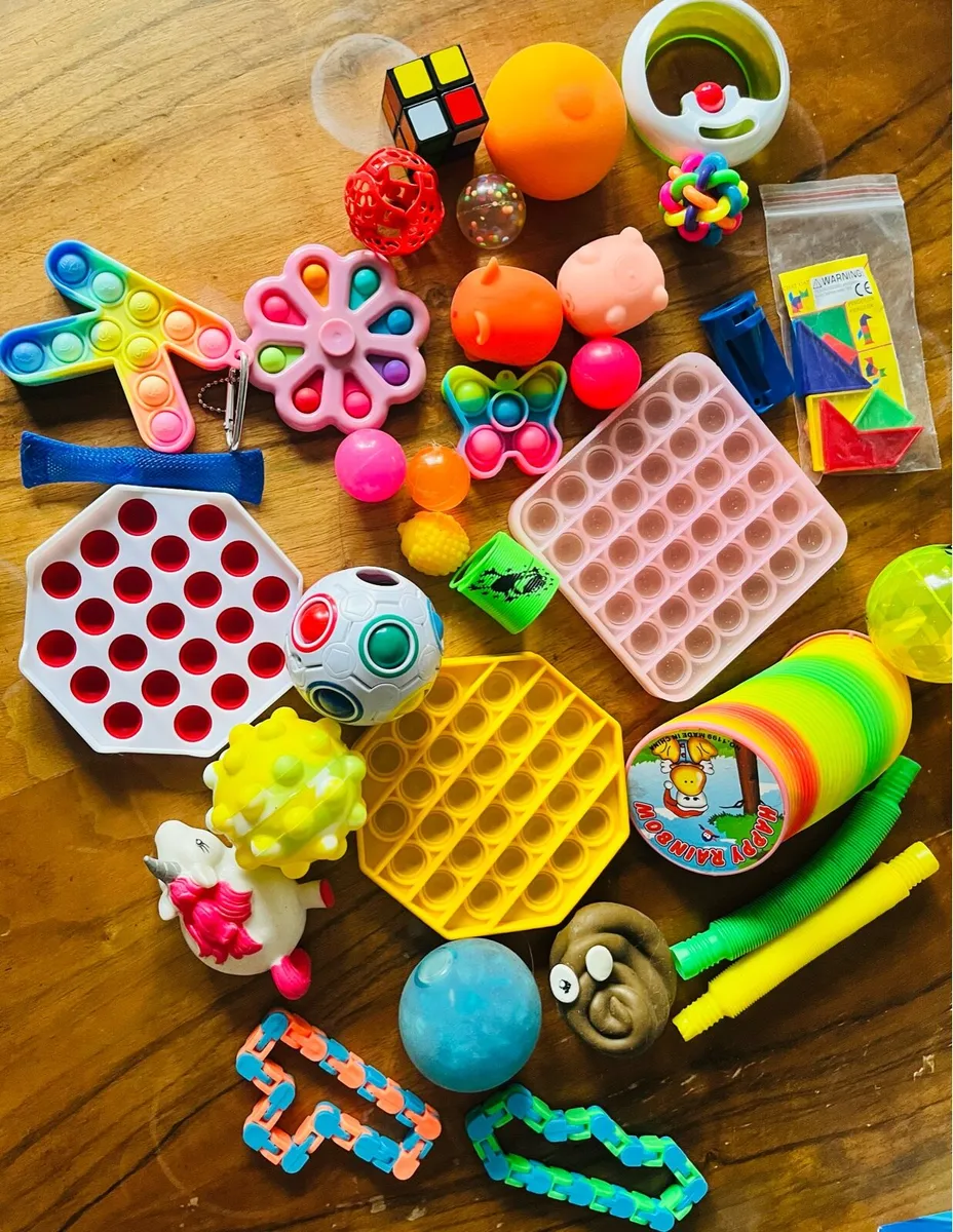 Bundle of toys & cards - Image 2