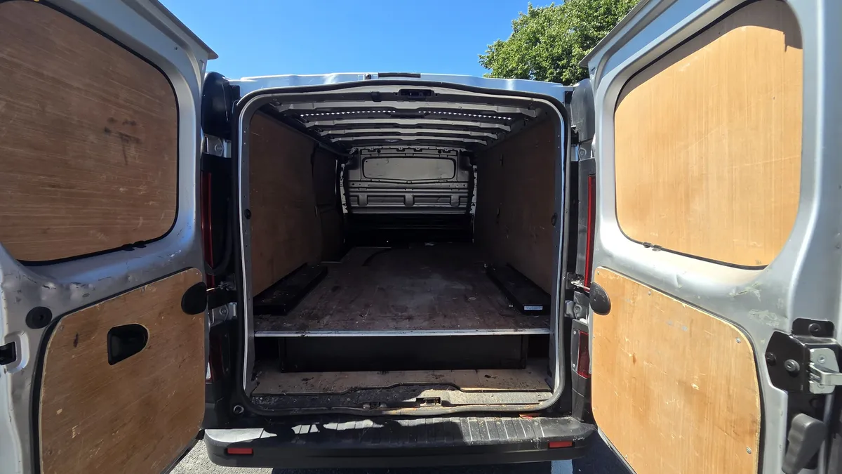 Nissan nv300 - Image 4