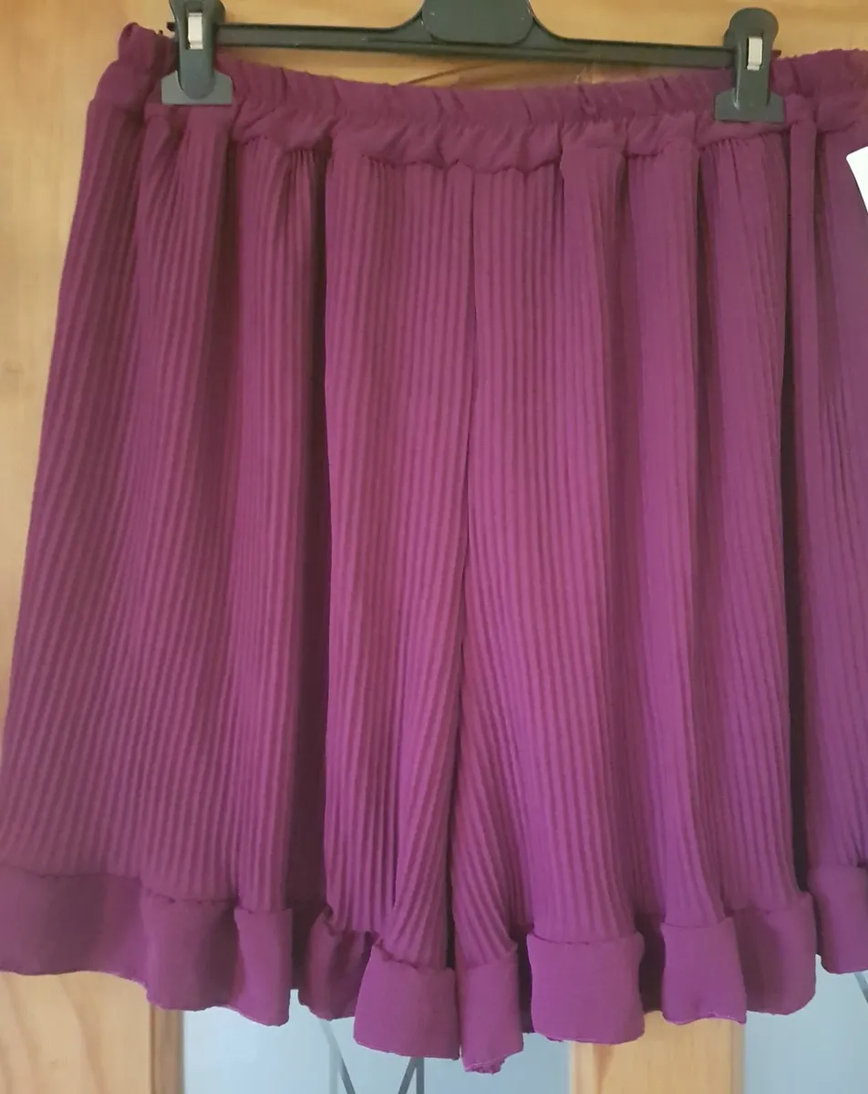 Plus sz shorts set,one sz fits 16/20.....39e - Image 2