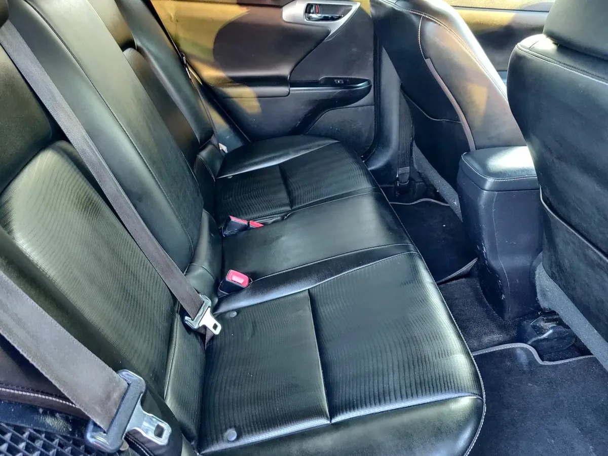 Lexus CT 2012 - Image 2