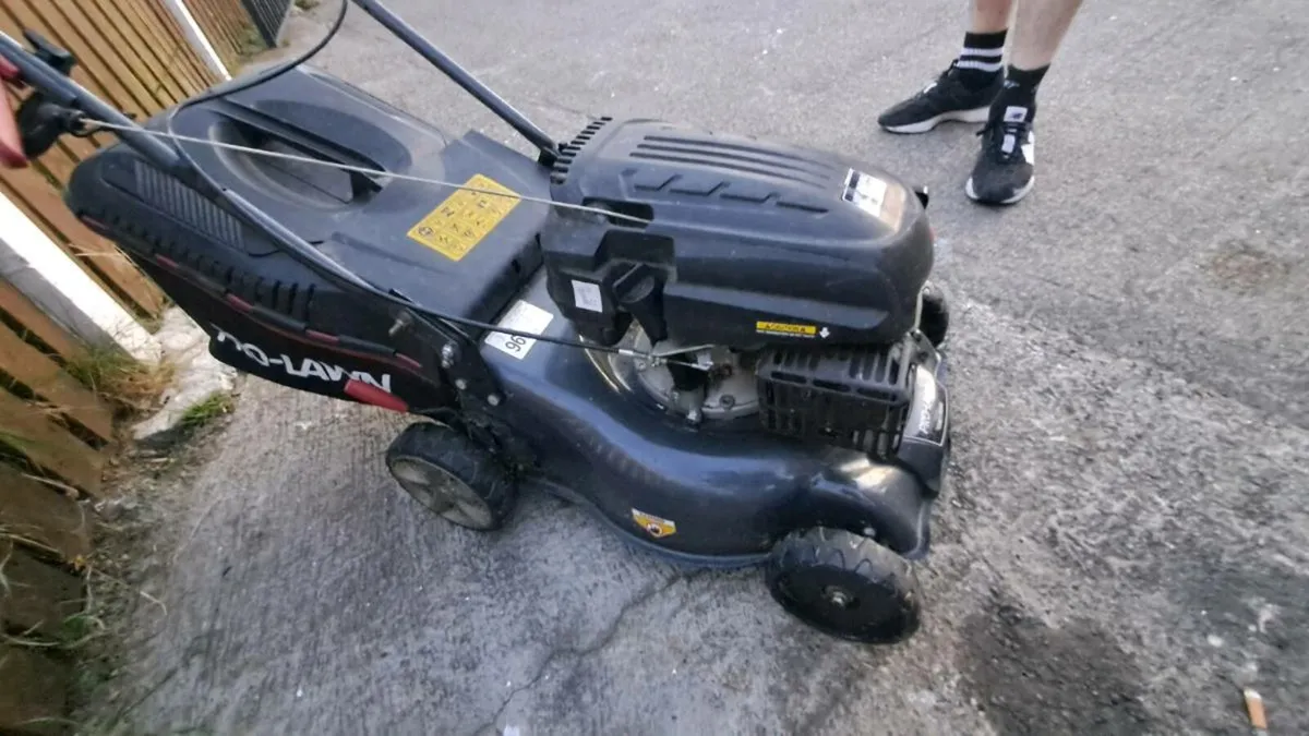 Hyundai 139cc Petrol Lawnmower - Image 3