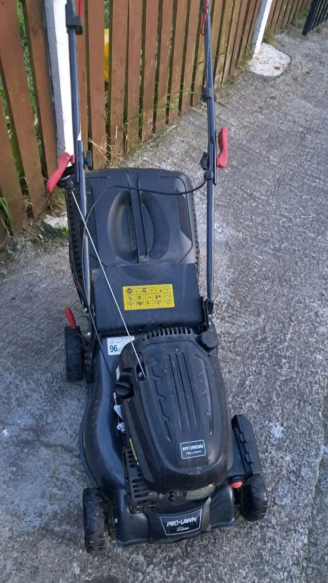Hyundai 139cc Petrol Lawnmower - Image 4