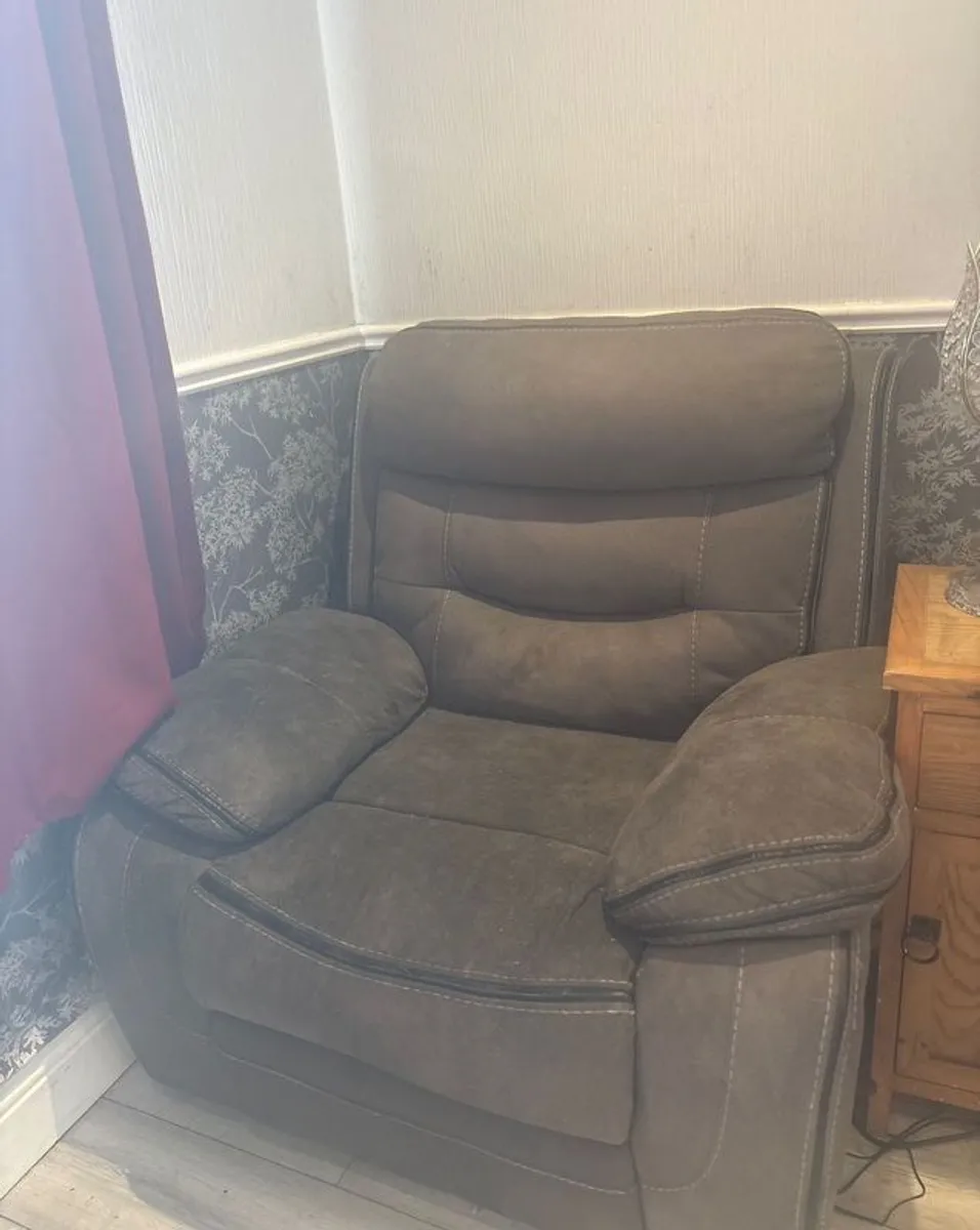 3 seater recliner and 2 reclining  chairs - Image 2