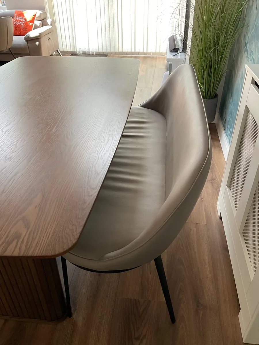 Kitchen dining room table and benches - Image 3