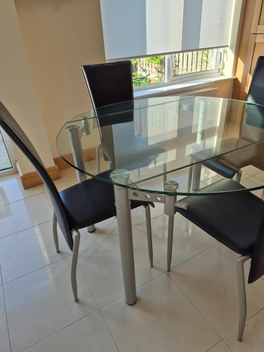 Glass table and 4 chairs - Image 1