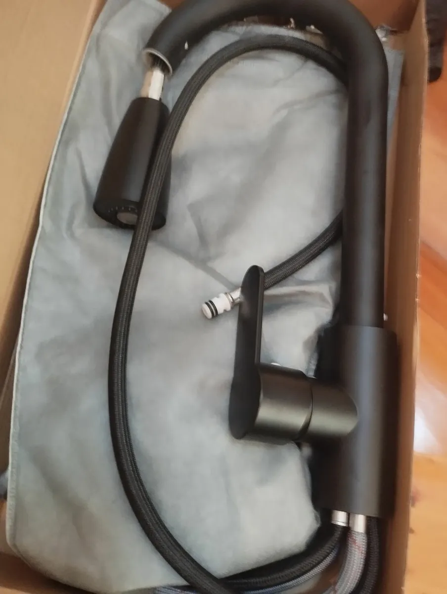 Kitchen sink and mixer tap - Image 1