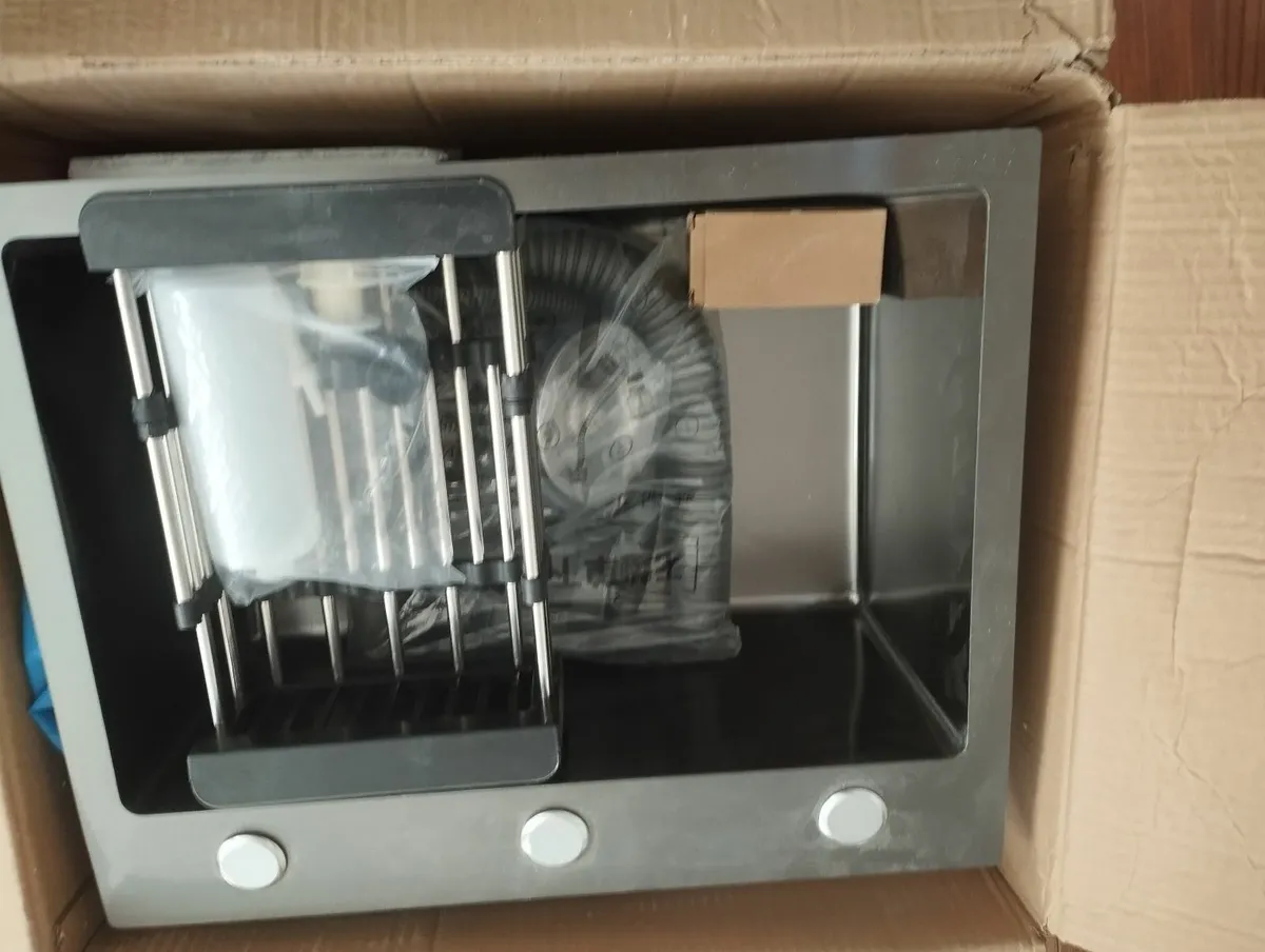 Kitchen sink and mixer tap - Image 4