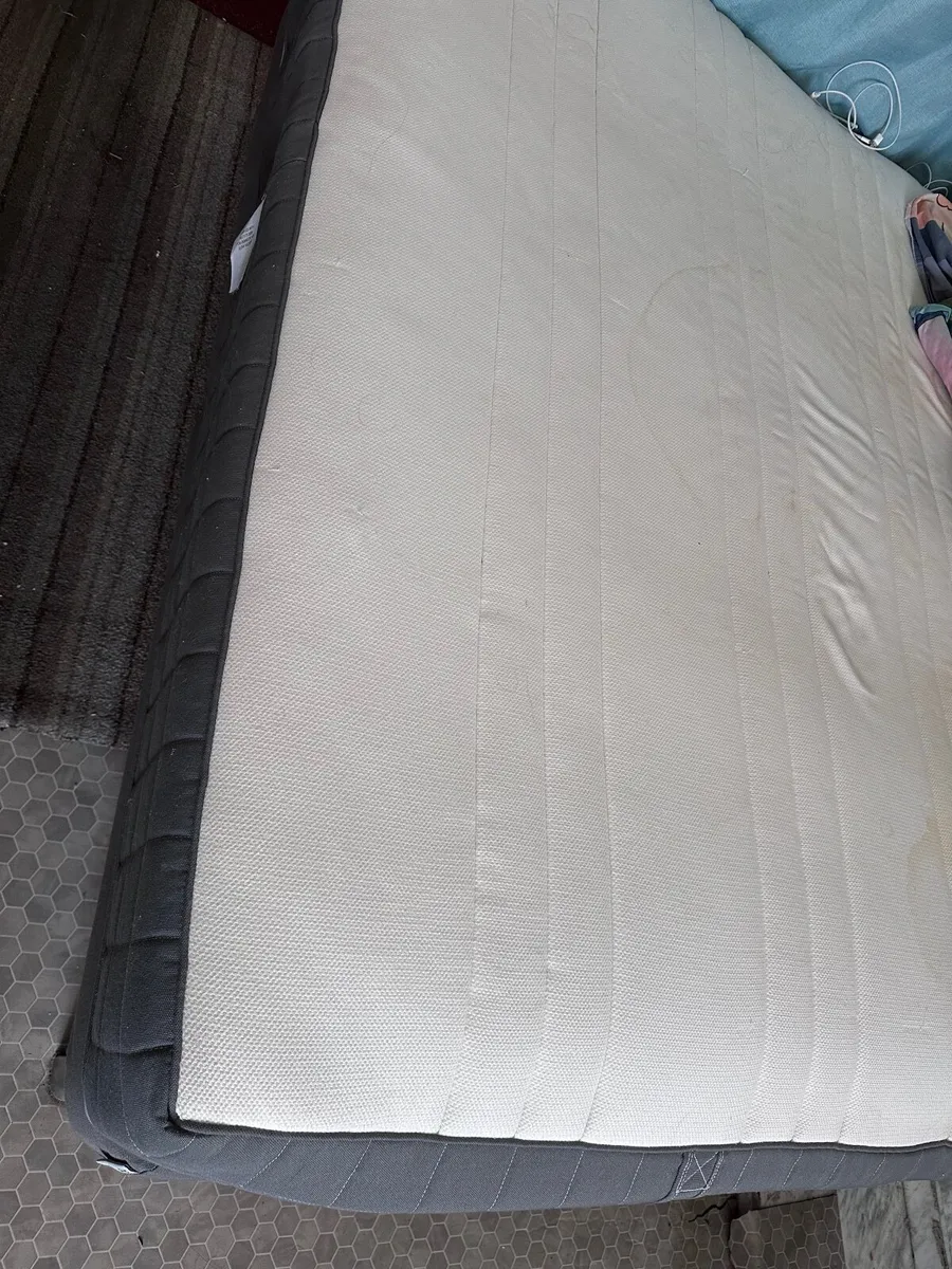 King bed - Image 3