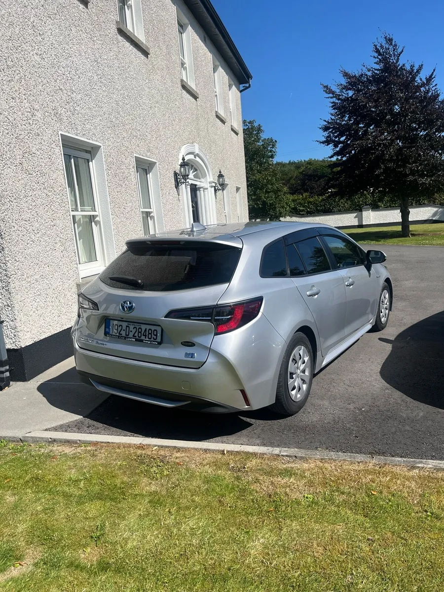 Toyota corolla hybrid - Image 2