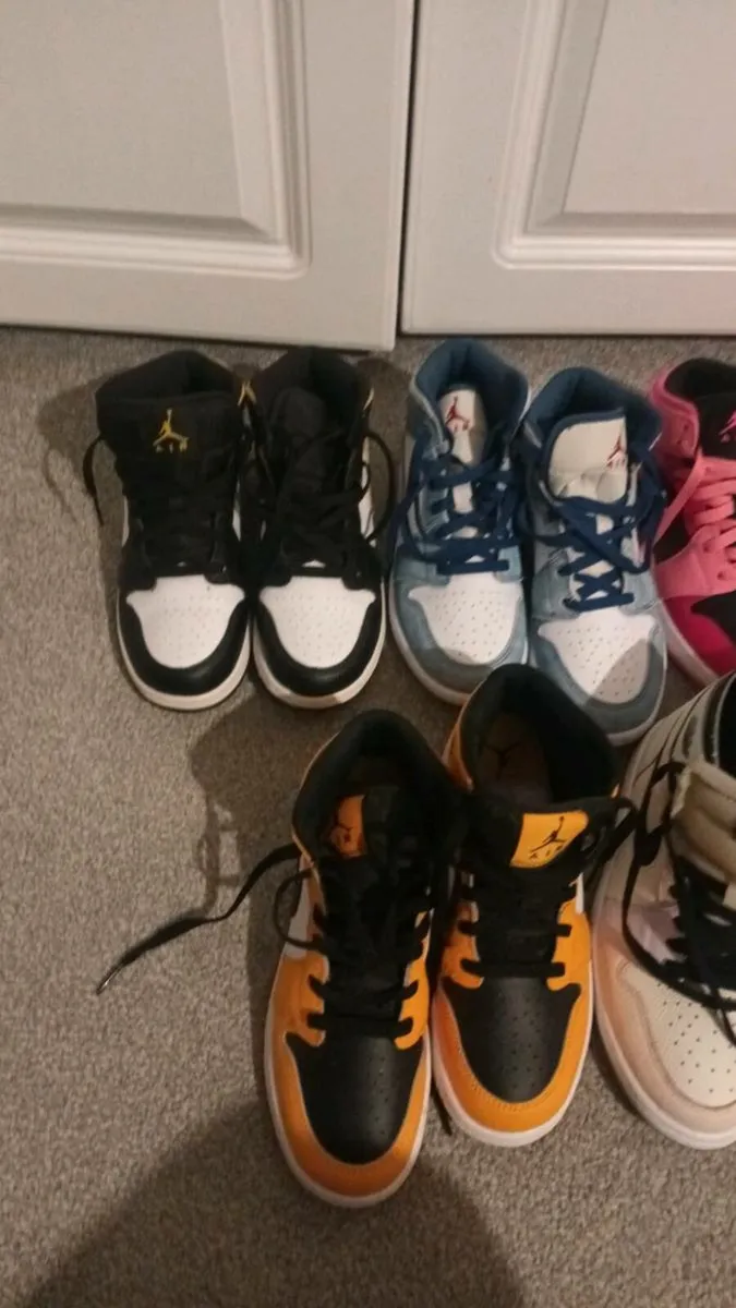 Various women's trainers - Image 2