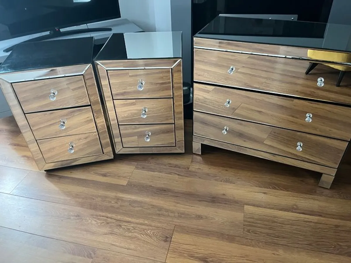 Chest of Drawers/Bedside Lockers