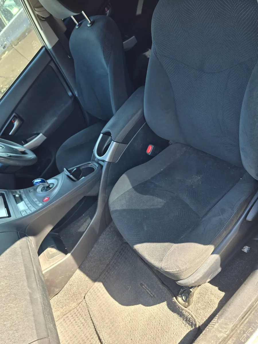 Toyota Prius 2015 hybrid automatic €6990 no offers - Image 2