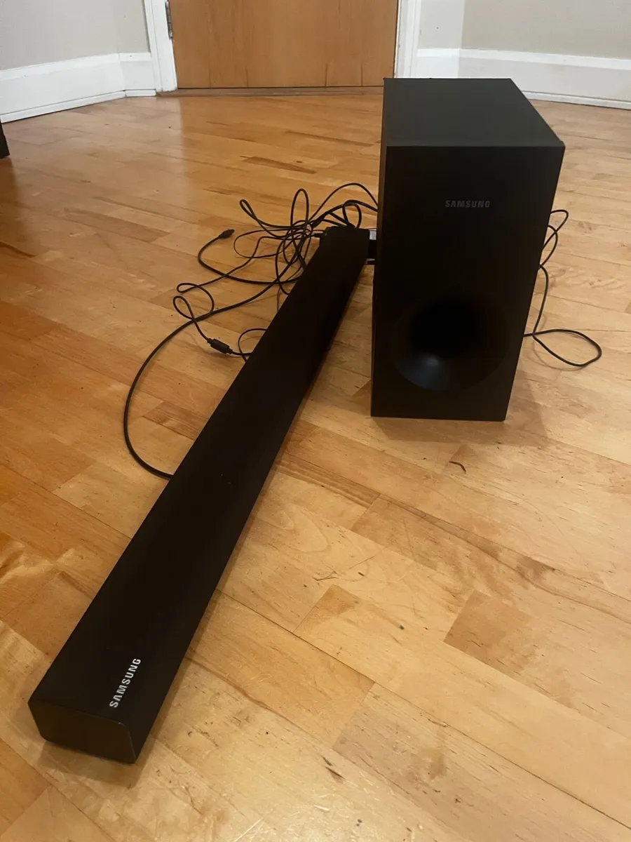 Samsung soundbar and subwoofer - Image 1