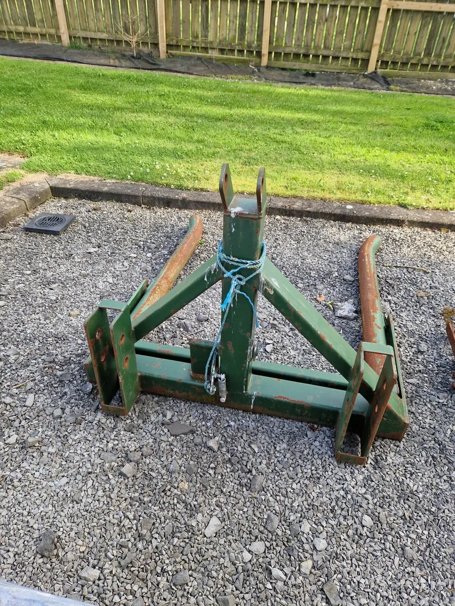 Bale lifter - Image 1