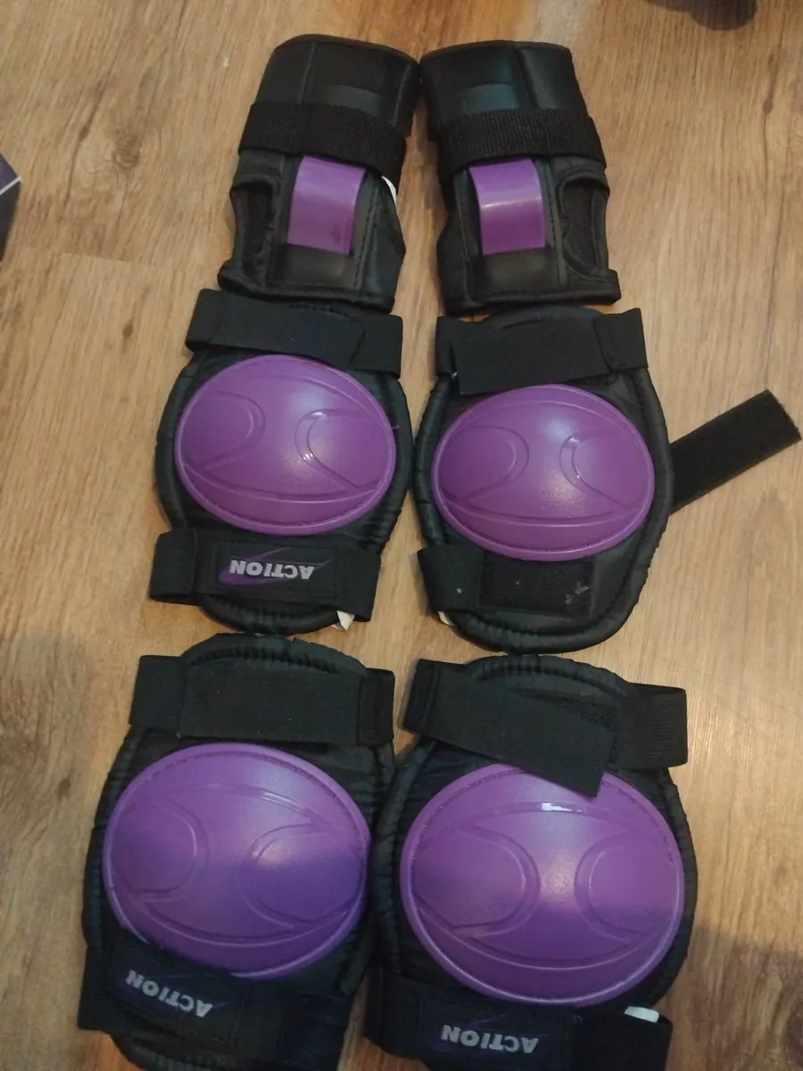 Roller blades and safety pads - Image 1