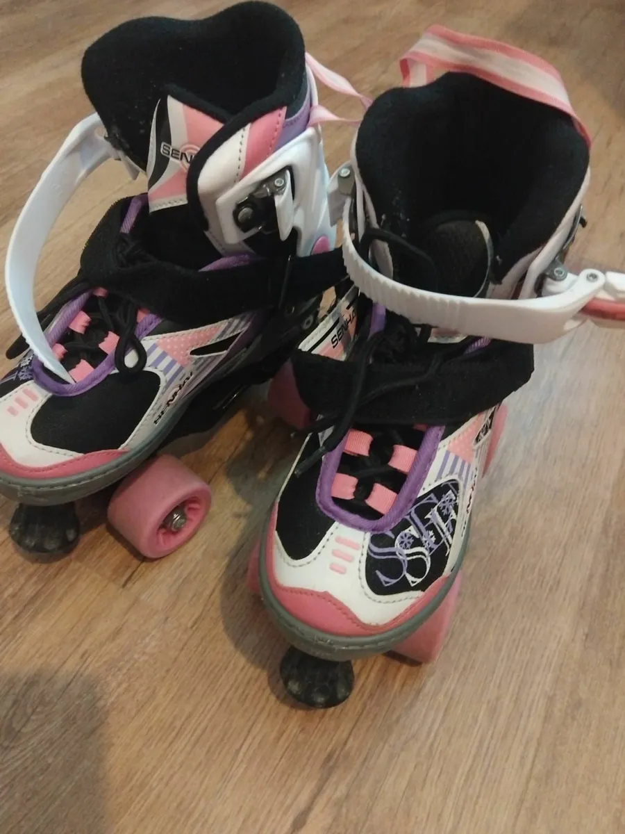 Roller blades and safety pads - Image 2