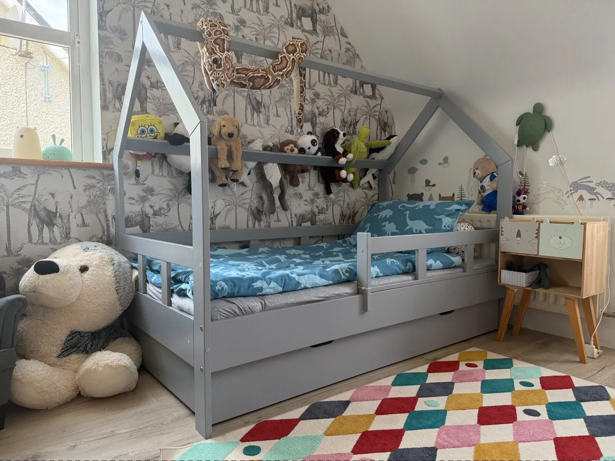 Kids house bed - Image 1
