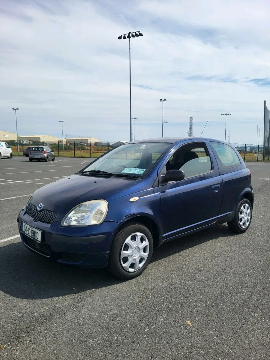 2004 TOYOTA YARIS. 1 LITRE PETROL. NCT 09/25 - Image 1