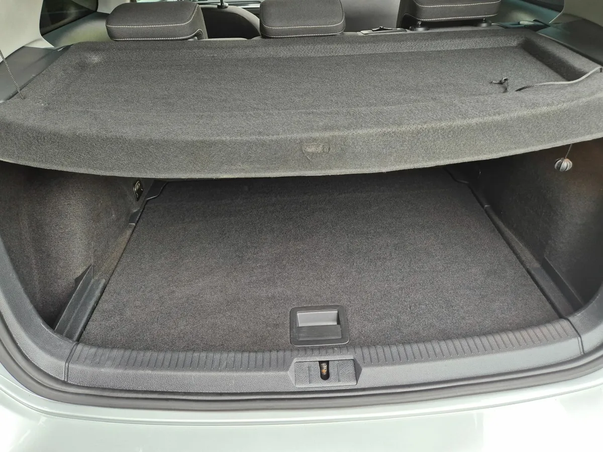 Volkswagen Golf 2016 . 3 Door .1.6D - Image 4