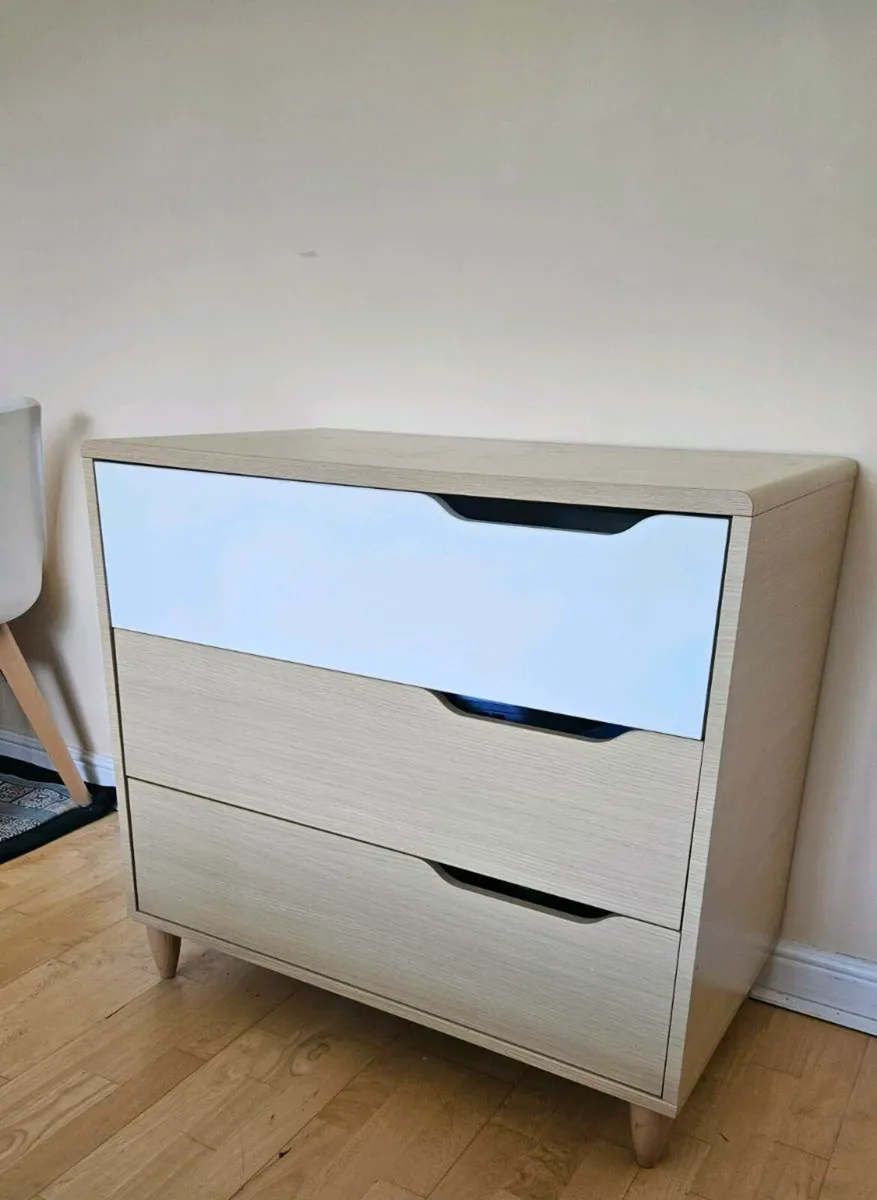 Chest of drawers - Sleek & Stylish - Image 4