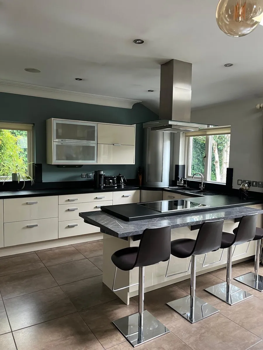 Kitchen with appliances - Image 2
