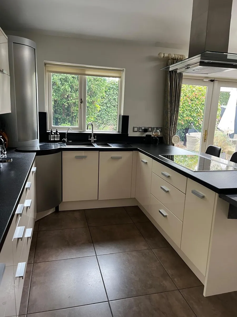 Kitchen with appliances - Image 3
