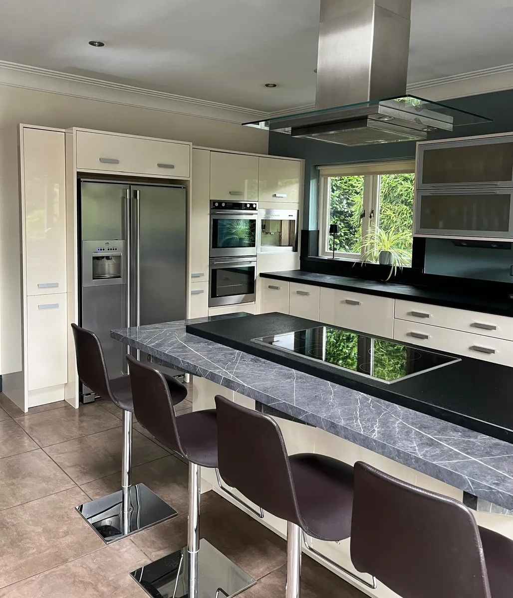 Kitchen with appliances - Image 4