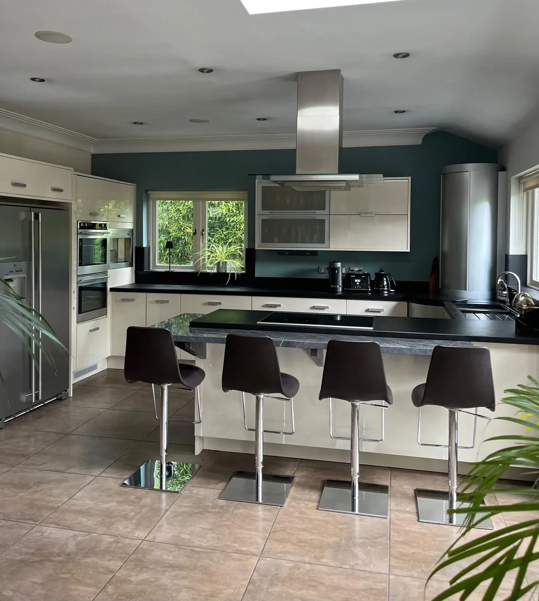 Kitchen with appliances - Image 1