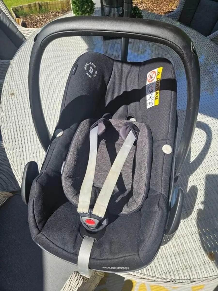 Maxi-Cosi Cabriofix i-Fix Seat & Maxi-Cosi FamilyFix3 Isofix Base - Image 1