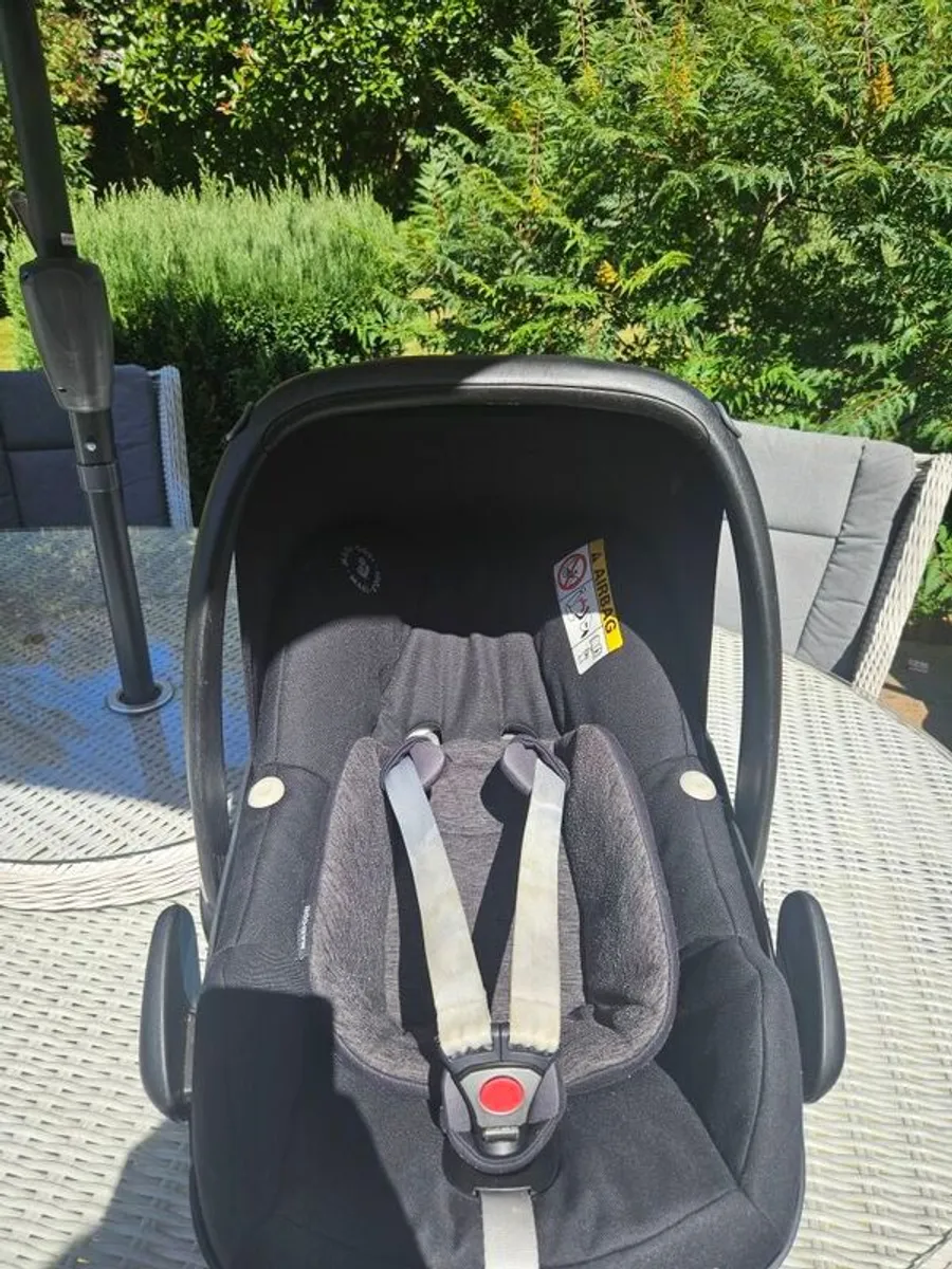 Maxi-Cosi Cabriofix i-Fix Seat & Maxi-Cosi FamilyFix3 Isofix Base - Image 2
